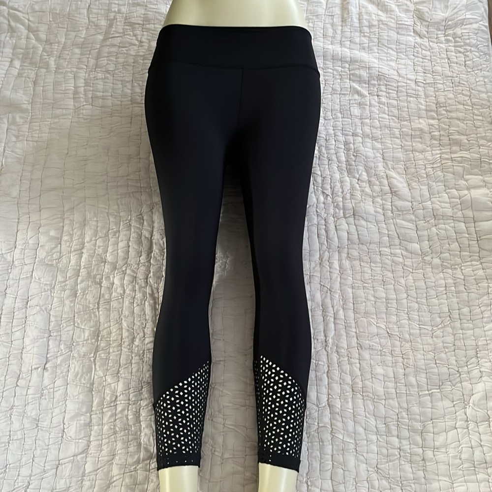 Beyond Yoga Perfect Angles Capri Legging Black, Small, like new